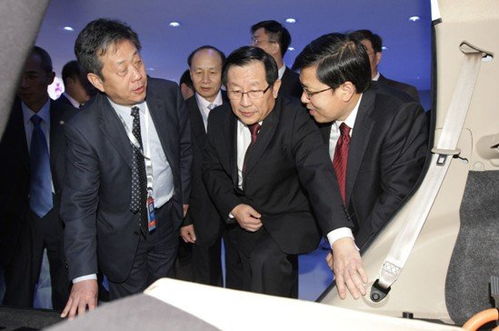 萬鋼親臨吉利展臺(tái)，高度評(píng)價(jià)智能化與物聯(lián)網(wǎng)技術(shù)融合創(chuàng)新